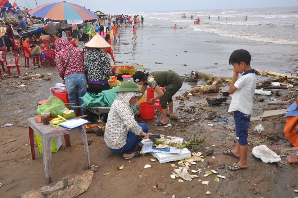 Theo nhiều người dân sống ở khu vực này cho biết, việc xả rác một phần là do du khách thiếu ý thức phần khác là do chính quyền địa phương để cho người bán hàng quán ngay sát bờ biển. Xung quanh khu vực lại không có thùng rác nên cả người bán, người mua vô tư xả rác ngay tại chỗ.