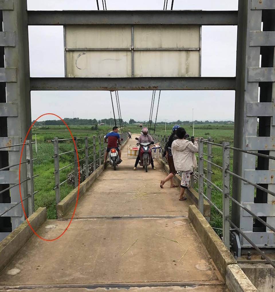 Lốc tàn phá vườn cao su, "thổi" lệch cầu treo - 4 Lốc tàn phá vườn cao su, "thổi" lệch cầu treo - 4