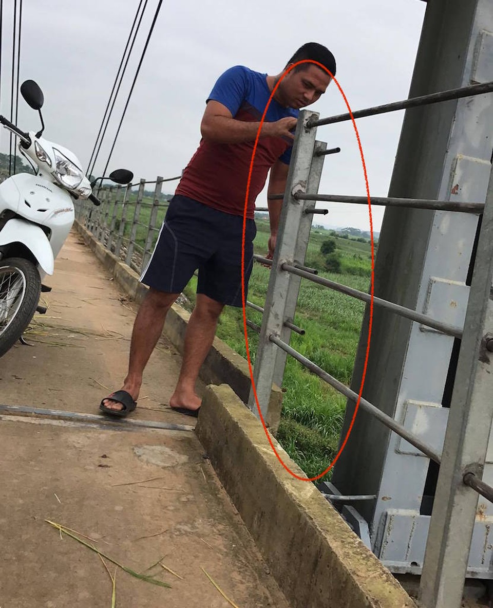 Lốc tàn phá vườn cao su, "thổi" lệch cầu treo - 5
Người dân hoang mang trước tình trạng cầu bị lệch.