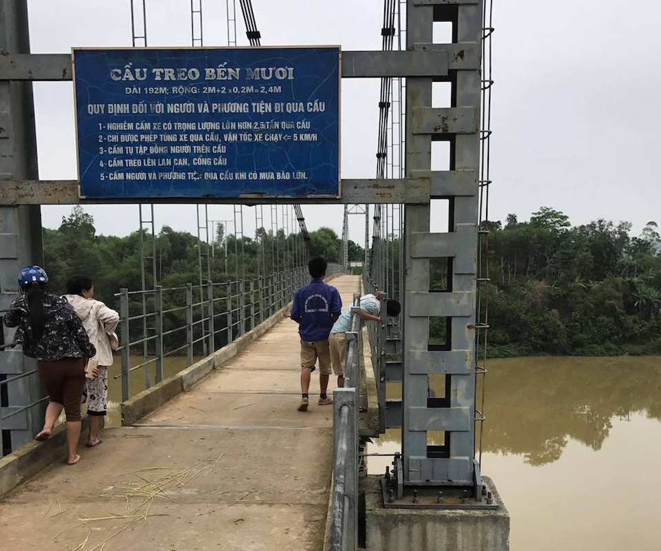 Lốc tàn phá vườn cao su, "thổi" lệch cầu treo - 3
Cầu treo Bến Mươi ở xã Nghĩa Khánh bị lốc thổi lệch.