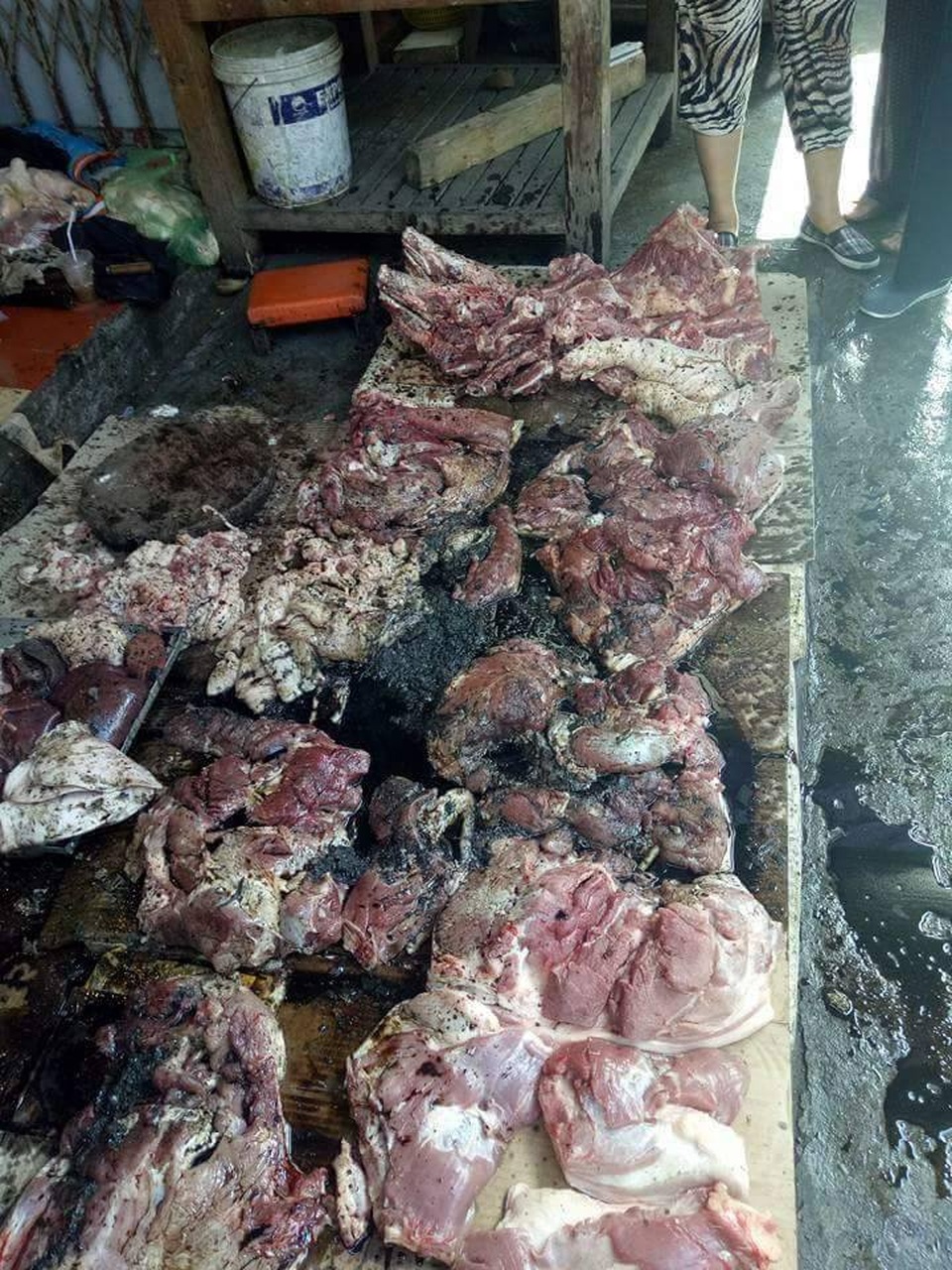 Bán thịt lợn giá rẻ, người phụ nữ bị đổ chất bẩn vào người - 1
Một phụ nữ mang thịt lợn từ quê ra bán đã bị đổ chất bẩn vào thịt (ảnh FB)