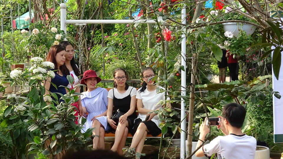 
Cũng chính vì vẻ đẹp ấn tượng của vườn hoa hồng mà vào những dịp cuối tuần, nơi đây thu hút khá đông những người yêu hoa đến thưởng lãm, chụp ảnh.
