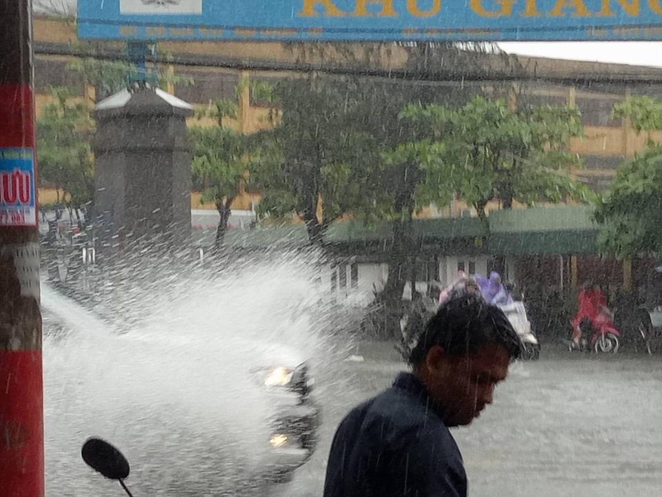 Đường phố Hải Phòng chìm trong “biển nước” sau cơn mưa lớn - 5 Đường phố Hải Phòng chìm trong “biển nước” sau cơn mưa lớn - 5