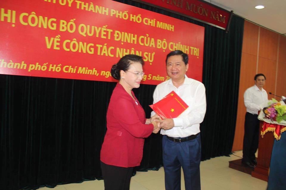 Ông Đinh La Thăng làm Phó Trưởng Ban Kinh tế Trung ương - 1
Bà Nguyễn Thị Kim Ngân trao quyết định phân công nhiệm vụ mới cho ông Đinh La Thăng. (Ảnh: Công Quang)