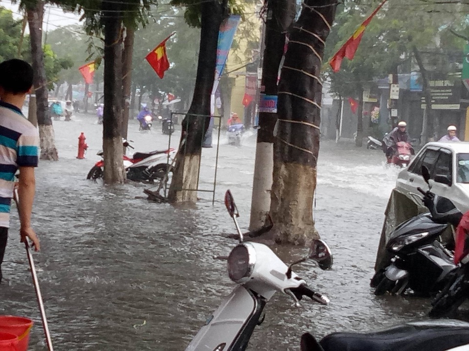 Đường phố Hải Phòng chìm trong “biển nước” sau cơn mưa lớn - 7 Đường phố Hải Phòng chìm trong “biển nước” sau cơn mưa lớn - 7