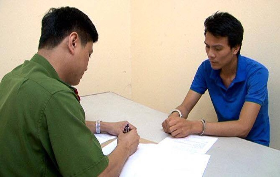 Bắt 2 đối tượng làm giả con dấu, tài liệu của cơ quan, tổ chức - 1 Một trong 2 đối tượng tại cơ quan công an (ảnh CTV)