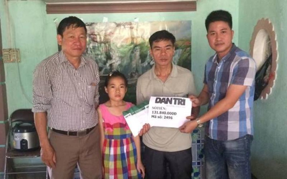 Ngày 14/5, PV Dân trí cùng chính quyền xã Đức Lập (huyện Đức Thọ, Hà Tĩnh) đã tới thăm và trao số tiền 131.840.000 đồng tới gia đình em Phan Thị Mến