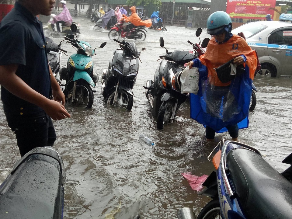 Đường phố Hải Phòng chìm trong “biển nước” sau cơn mưa lớn - 8
Cơn mưa lớn khiến nhiều tuyến đường ngập nặng. (Ảnh: Thu Hằng)