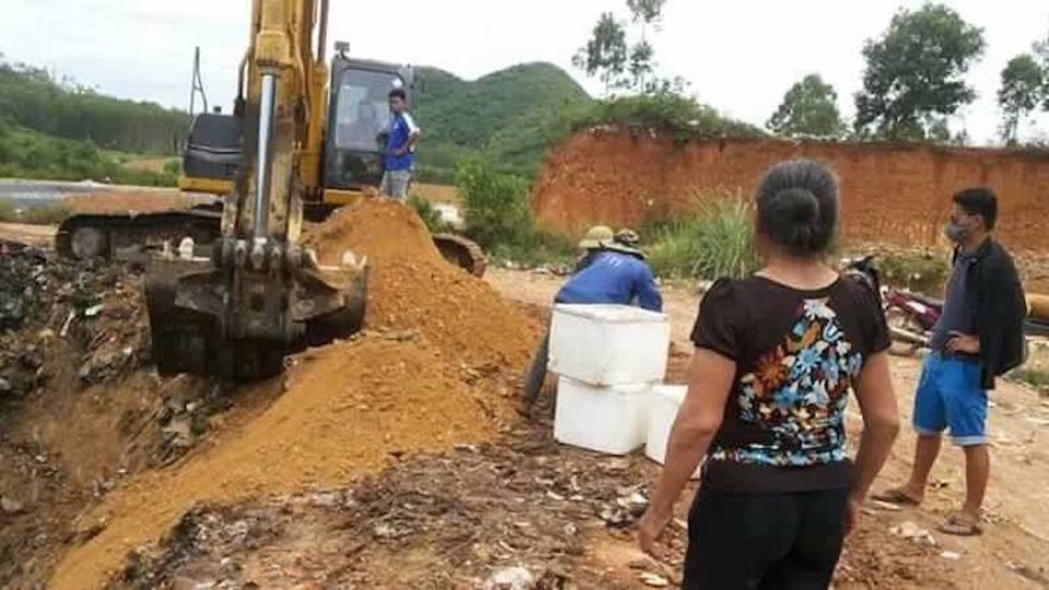 Tiêu hủy hơn 5 tạ chân và nội tạng không giấy tờ - 5 Hơn 270 kg sản phẩm động vật do CSGT 1-48 bắt giữ ngày 12/5 vừa qua đã được Trạm thú y TX Thái Hòa tổ chức tiêu hủy.