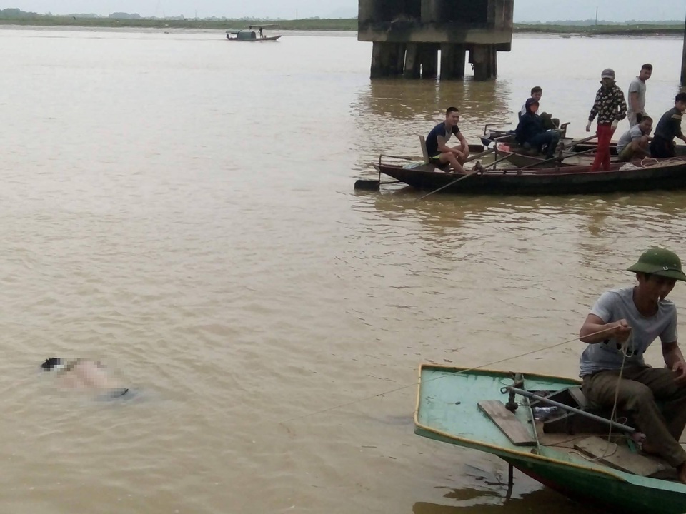 Người dân đã vớt được một thi thể nạn nhân.