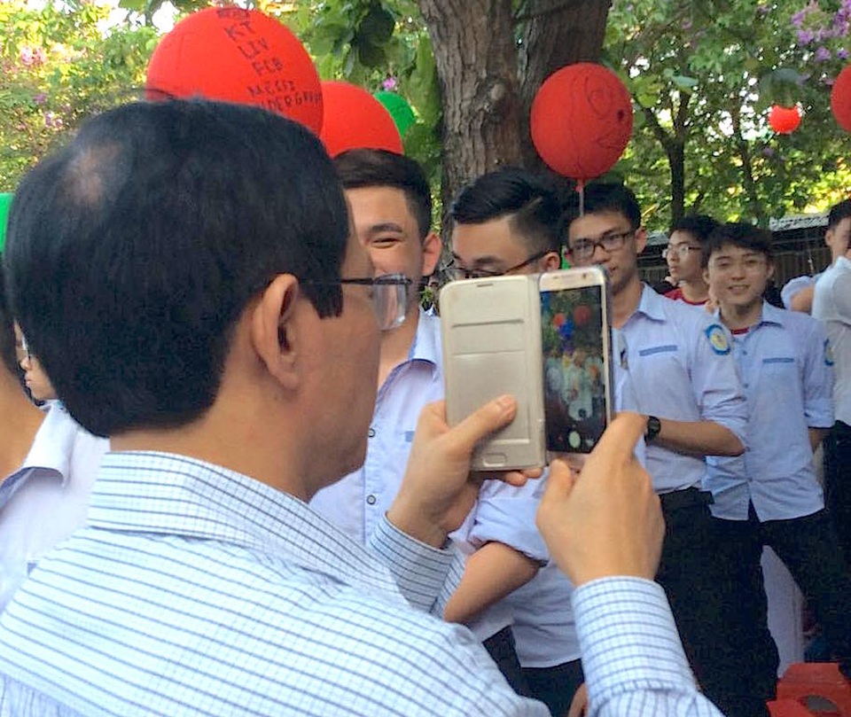 Cả trường bật khóc với bài phát biểu tri ân của học sinh trường Phan Bội Châu - 8 Các thầy cô cũng kịp ghi lại những khoảnh khắc các em chia tay.