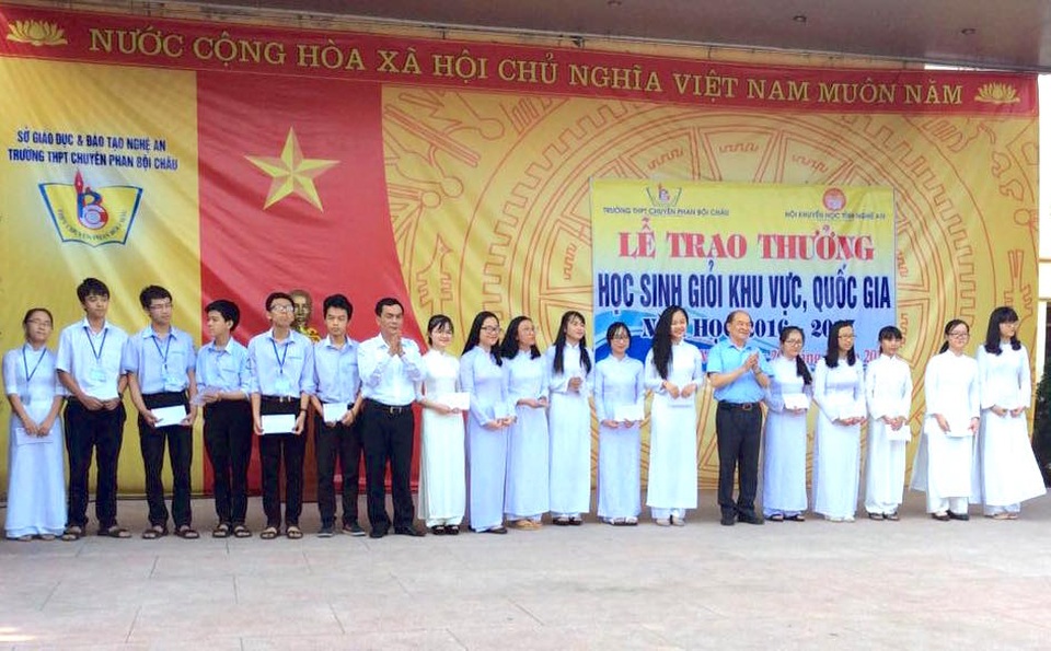 Cả trường bật khóc với bài phát biểu tri ân của học sinh trường Phan Bội Châu - 4 Các em học sinh giỏi được khen thưởng.