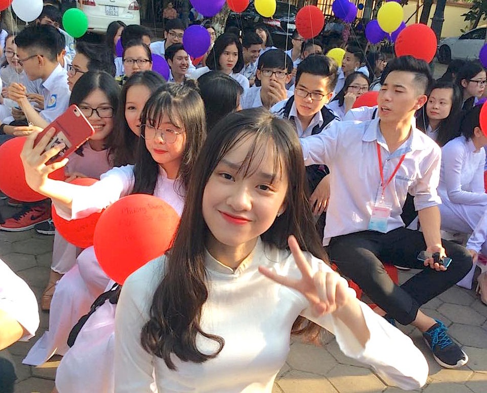 Cả trường bật khóc với bài phát biểu tri ân của học sinh trường Phan Bội Châu - 11 Cả trường bật khóc với bài phát biểu tri ân của học sinh trường Phan Bội Châu - 11