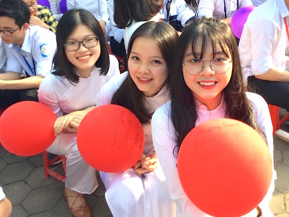 Cả trường bật khóc với bài phát biểu tri ân của học sinh trường Phan Bội Châu - 12 Cả trường bật khóc với bài phát biểu tri ân của học sinh trường Phan Bội Châu - 12
