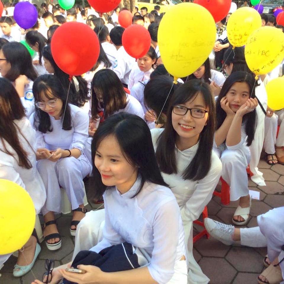Cả trường bật khóc với bài phát biểu tri ân của học sinh trường Phan Bội Châu - 13 Bạn và tôi, đã nhiều lần thủ thỉ với nhau câu ấy. Nhưng biết làm sao khi ta không thể tắt nắng đi, không thể buộc gió lại để chế ngự thời gian. Biết làm sao khi chúng ta, ai rồi cũng phải trưởng thành, dù yêu đến cháy lòng vẫn không thể sống mãi thời áo trắng...