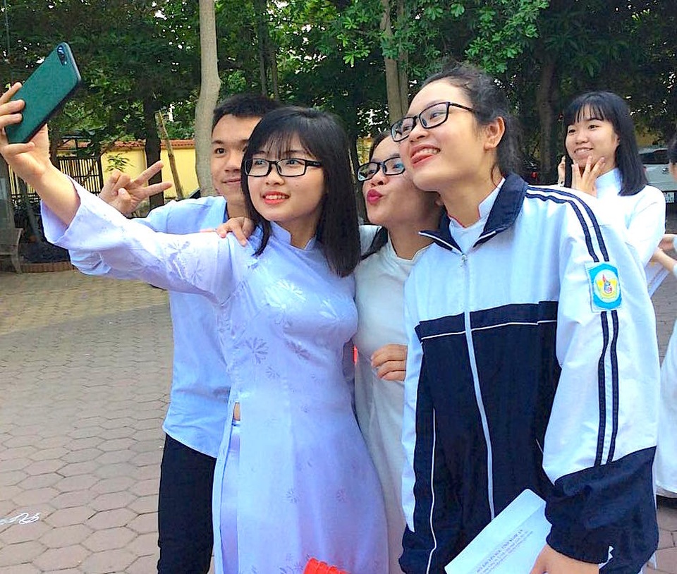 Cả trường bật khóc với bài phát biểu tri ân của học sinh trường Phan Bội Châu - 9
Ghi lại giây phút chia tay với các em lớp dưới.