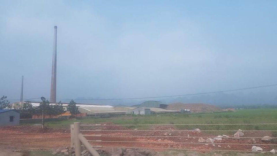 Hoà Bình: Dân tố bị thu hồi đất mập mờ cho doanh nghiệp, chính quyền nói gì? - 2
Kha nhà máy gạch nơi người dân cho rằng bị thu hồi đất giao cho doanh nghiệp.