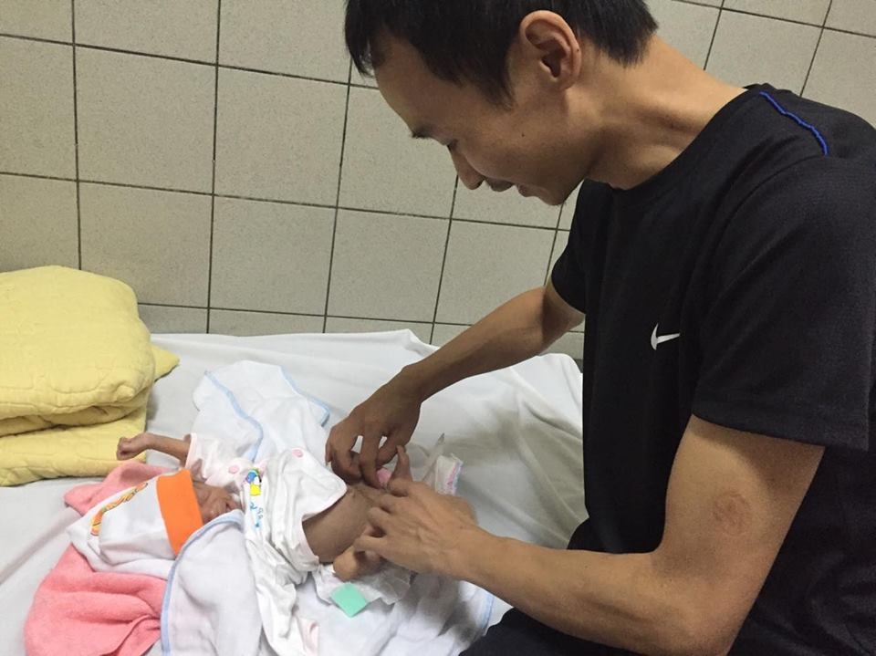 Anh Chinh phấn khởi khi con gái đã được ra khỏi phòng chăm sóc đặc biệt.