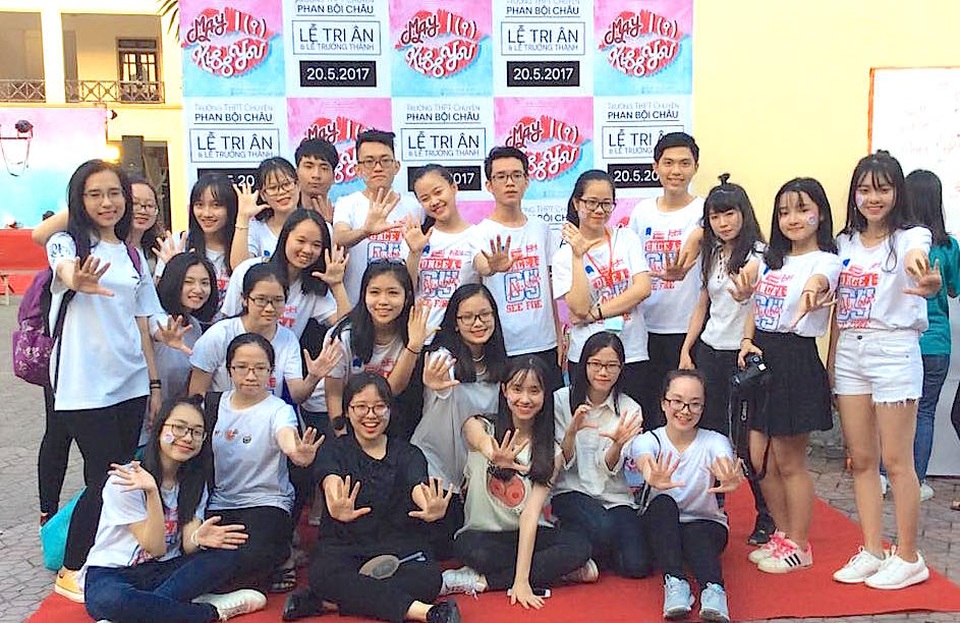 Cả trường bật khóc với bài phát biểu tri ân của học sinh trường Phan Bội Châu - 19 Tuổi học trò chia tay vừa vui vẻ, vừa ngộ nghĩnh cũng vừa nước mắt.