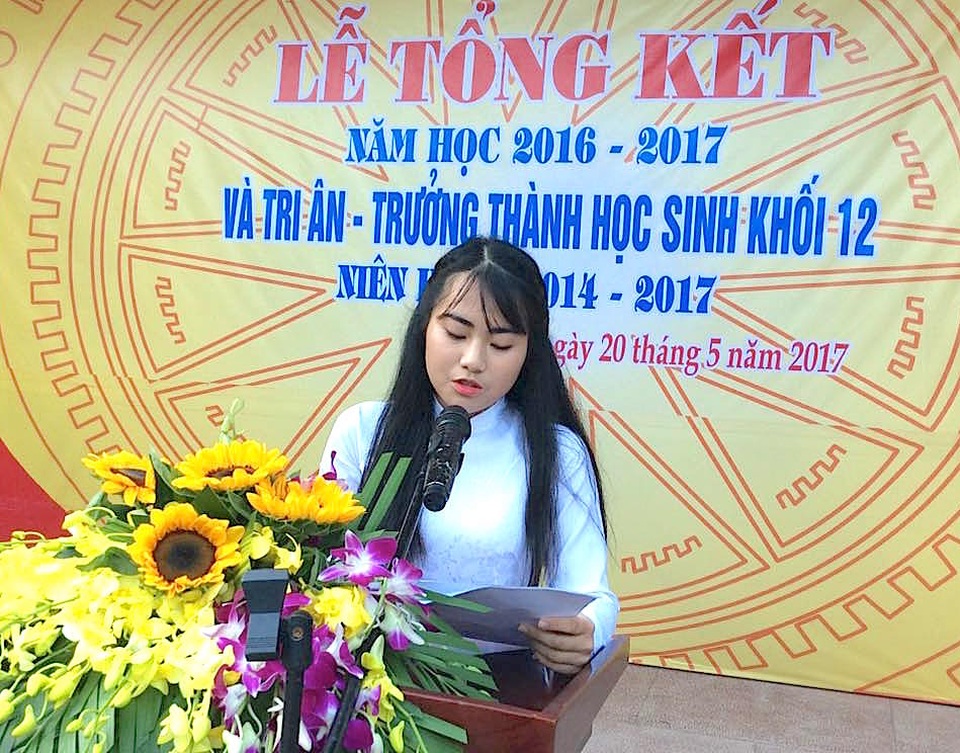 Cả trường bật khóc với bài phát biểu tri ân của học sinh trường Phan Bội Châu - 1
Em Hồ Ngân Hạnh - lớp 12C1, chuyên Văn phát biểu cảm nghĩ bằng một bài văn ngắn gọn của mình chia tay các thầy cô và bạn bè.
