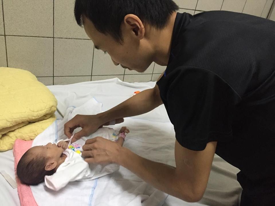 Vợ qua đời, anh Chinh nén nỗi đau để trở ra Hà Nội dõi theo thông tin của con gái.