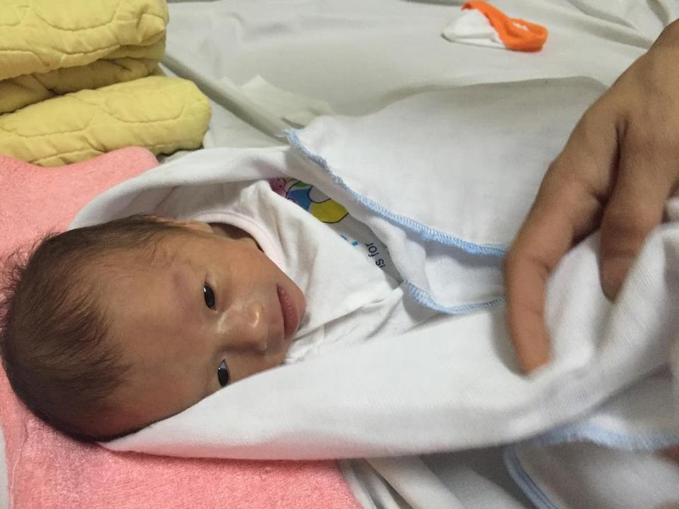 Sau hơn 40 ngày nằm điều trị đặc biệt, bé Yến Nhi đã có thể ra ngoài và sẽ được xuất viện trong thời gian tới.