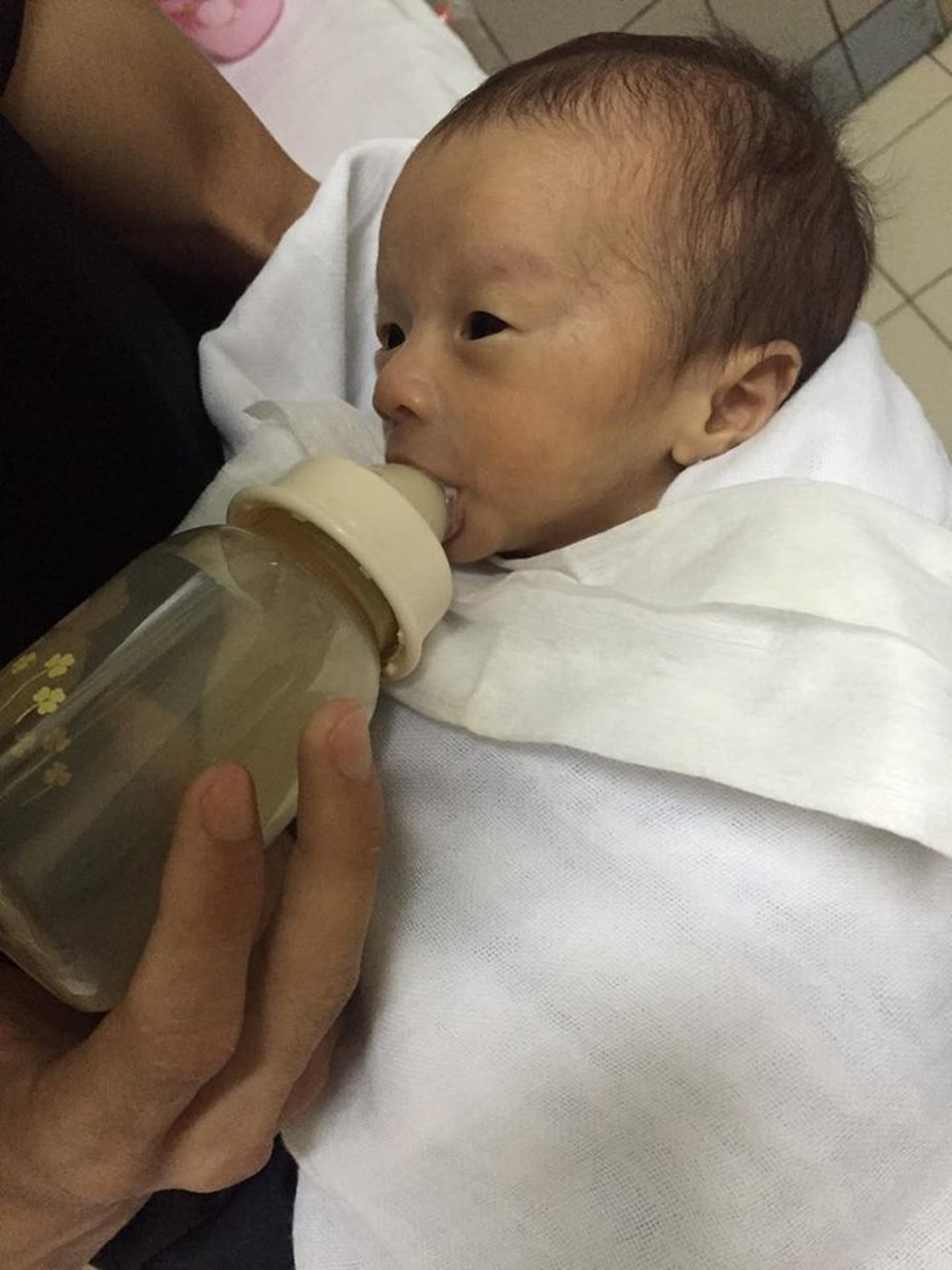 Bé Yến Nhi ăn ngoan, mỗi lần được 25ml và không quấy khóc.