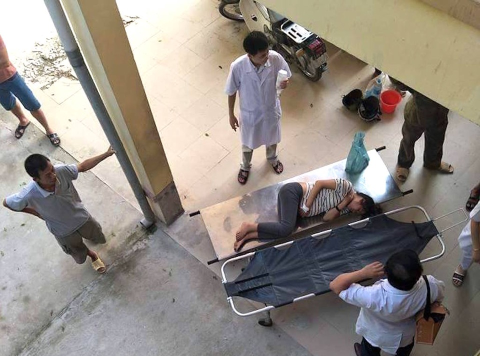 Ăn phải nấm độc 6 người trong một gia đình nhập viện - 1 Các bệnh nhân được người dân đưa đi cấp cứu tại Bệnh viện huyện Quỳ Châu.