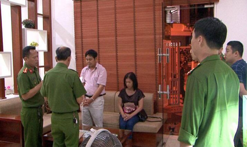 Bắt cặp vợ chồng giám đốc cùng nhóm nhân viên khai thác cát trái phép - 3 Công an thực hiện lệnh bắt cặp vợ chồng giám đốc (ảnh CTV)