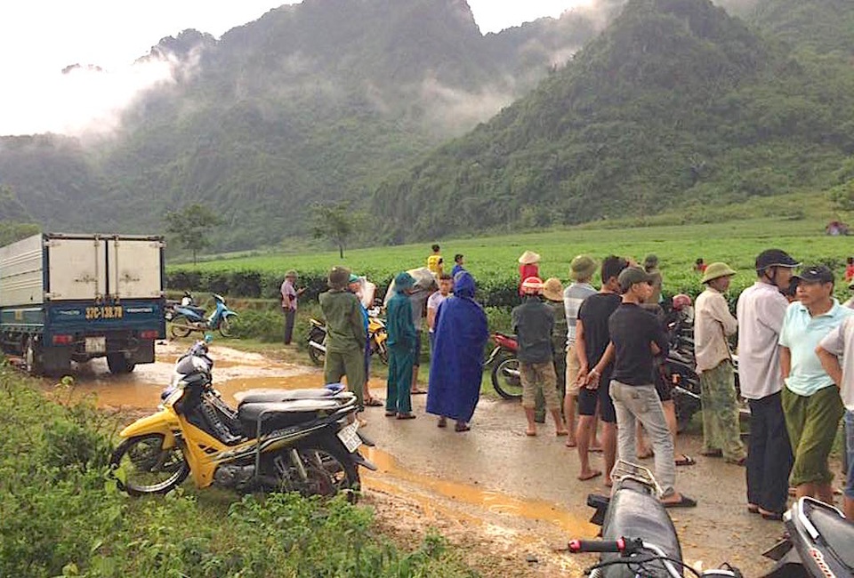 Con nghiện giết bạn mới quen, kéo xác lên đồi chè phi tang - 2 Rất đông người dân kéo đến xem vụ án mạng.