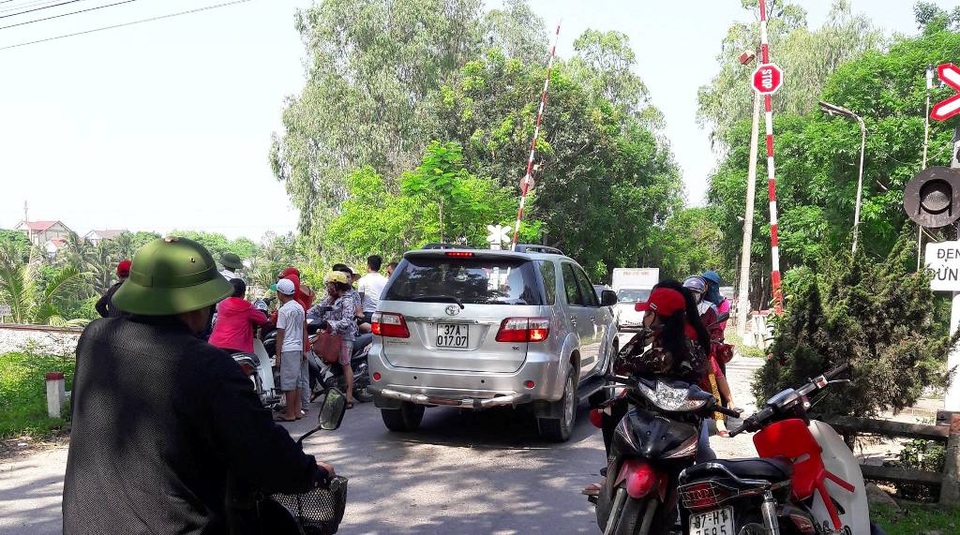 Bỏ lại xe máy, thiếu nữ nhảy sông tự vẫn - 1
Người dân tụ tập tại hiện trường, nơi phát hiện xe máy nghi của nạn nhân.