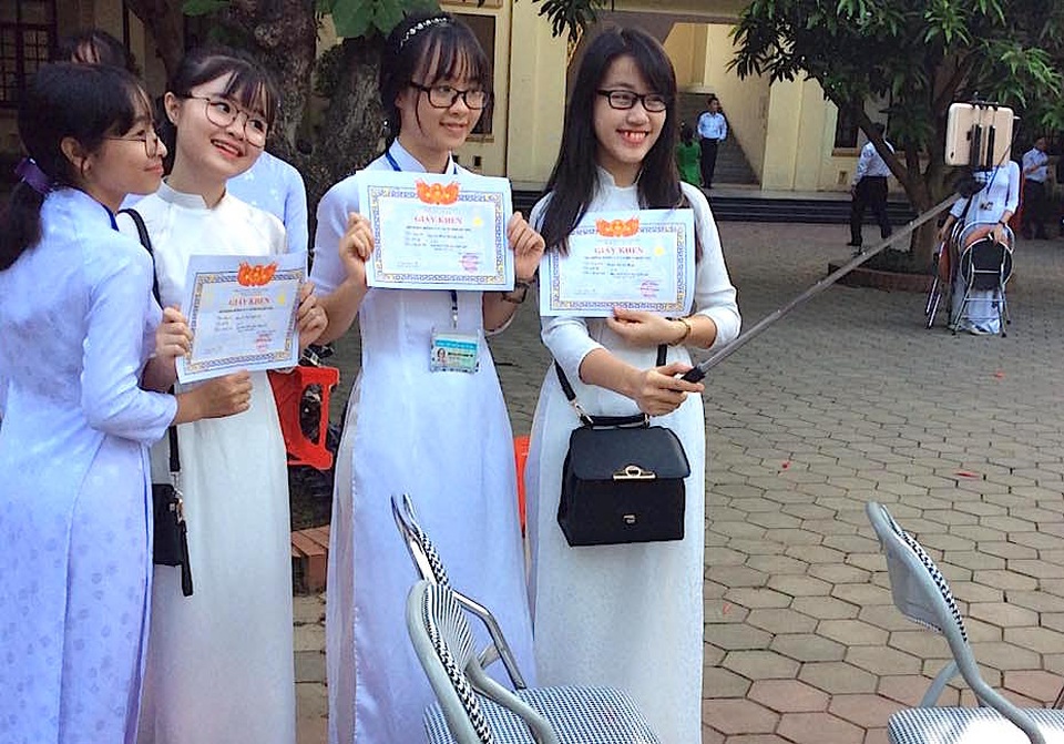 Cả trường bật khóc với bài phát biểu tri ân của học sinh trường Phan Bội Châu - 7 Các em ghi lại khoảnh khắc nhận phần thưởng.