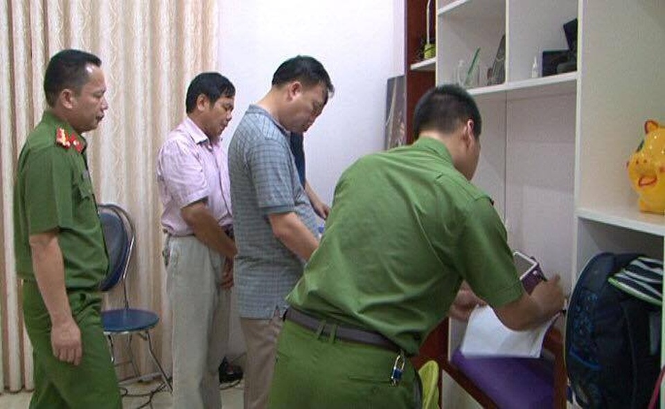 Bắt cặp vợ chồng giám đốc cùng nhóm nhân viên khai thác cát trái phép - 2 Khám xét trụ sở làm việc của cặp vợ chồng giám đốc (ảnh CTV)