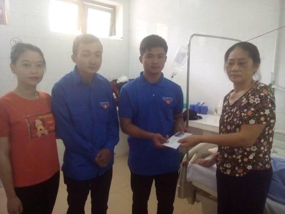 Anh Phan Văn Đại - Bí thư đoàn xã Hưng Tân cùng các đồng chí trong ban thường vụ Đoàn xã đã đến thăm hỏi động viên và thay mặt toàn thể các bạn đoàn viên xã Hưng Tân trao số tiền 2.000.000₫ ủng hộ em Đạt giúp em có thêm sức mạnh và nghi lực chiến đấu với bệnh tật.