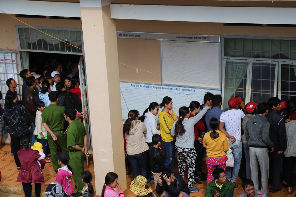 Xét xử vụ giết người chôn xác 2 lần trong rẫy cà phê - 3 Rất đông người dân có mặt tại hội trường xã Lộc Ngãi (Bảo Lâm) để theo dõi phiên tòa
