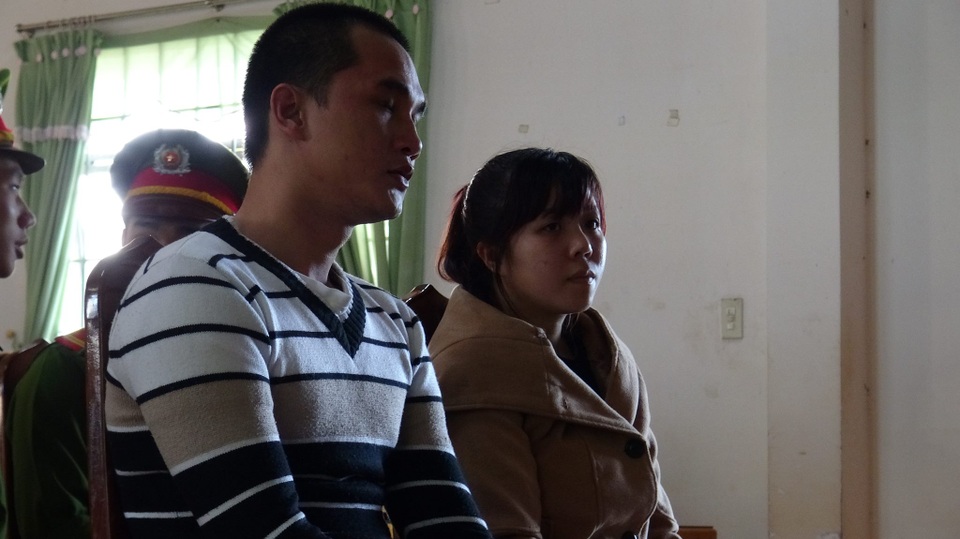 Xét xử vụ giết người chôn xác 2 lần trong rẫy cà phê - 4 Tại phiên tòa sáng nay, bị cáo Đức bác toàn bộ nội dung cáo trạng của Viện kiểm sát nên Hội đồng xét xử đã tạm hoãn phiên tòa để tiếp tục điều tra xử lý đúng người, đúng tội