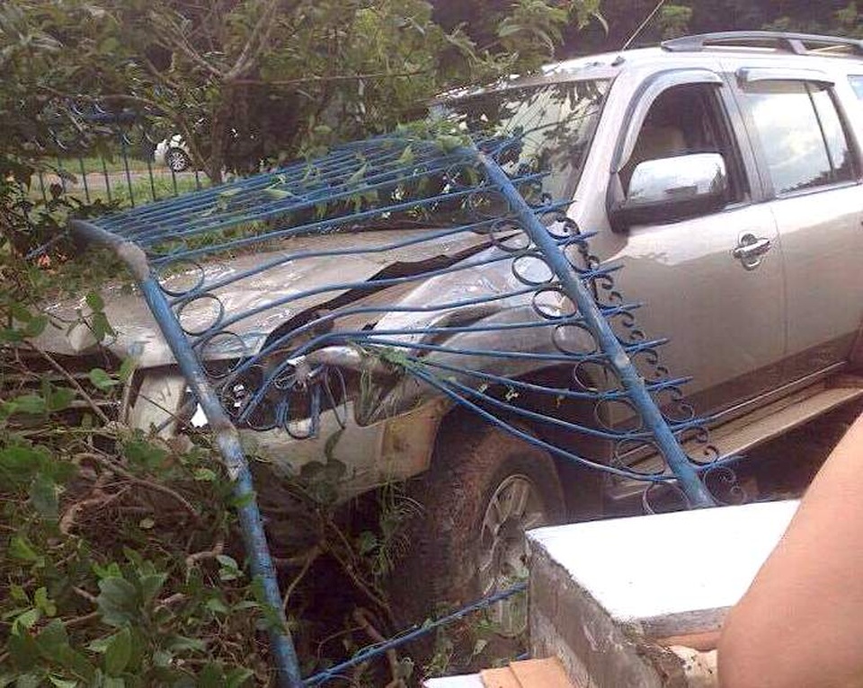 Xe khách kẹt số lao thẳng vào nhà dân - 2 Ô tô tông xe máy rồi đâm sập tường rào nhà dân