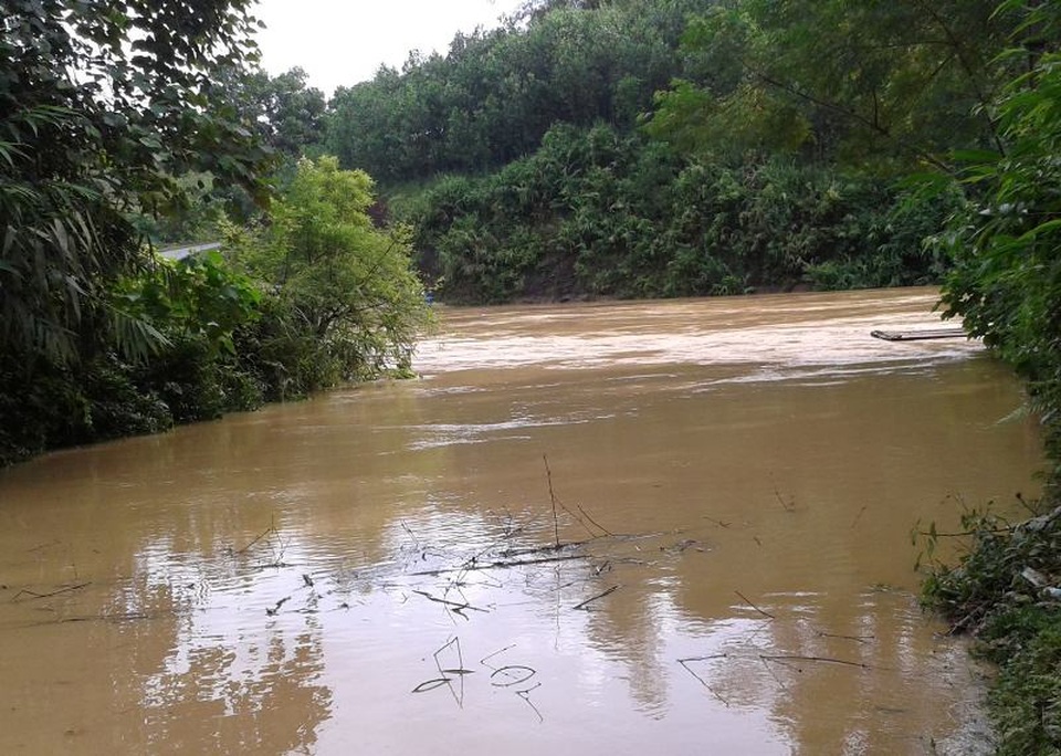 Mưa lớn kéo dài, nước lũ đã cô lập nhiều nơi - 7 Đập bắc qua sông Đằn, xã Luận Khê, huyện Thường Xuân bị chia cắt