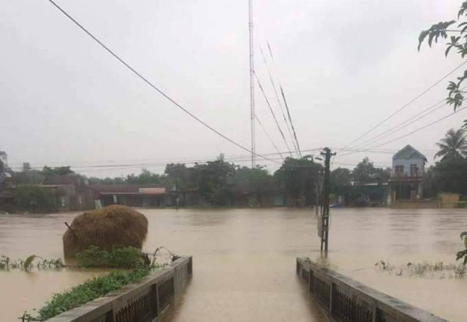 Mưa lớn kéo dài, nước lũ đã cô lập nhiều nơi - 6 Thôn Thanh Sơn, xã Phú Nhuận bị nước lũ cô lập