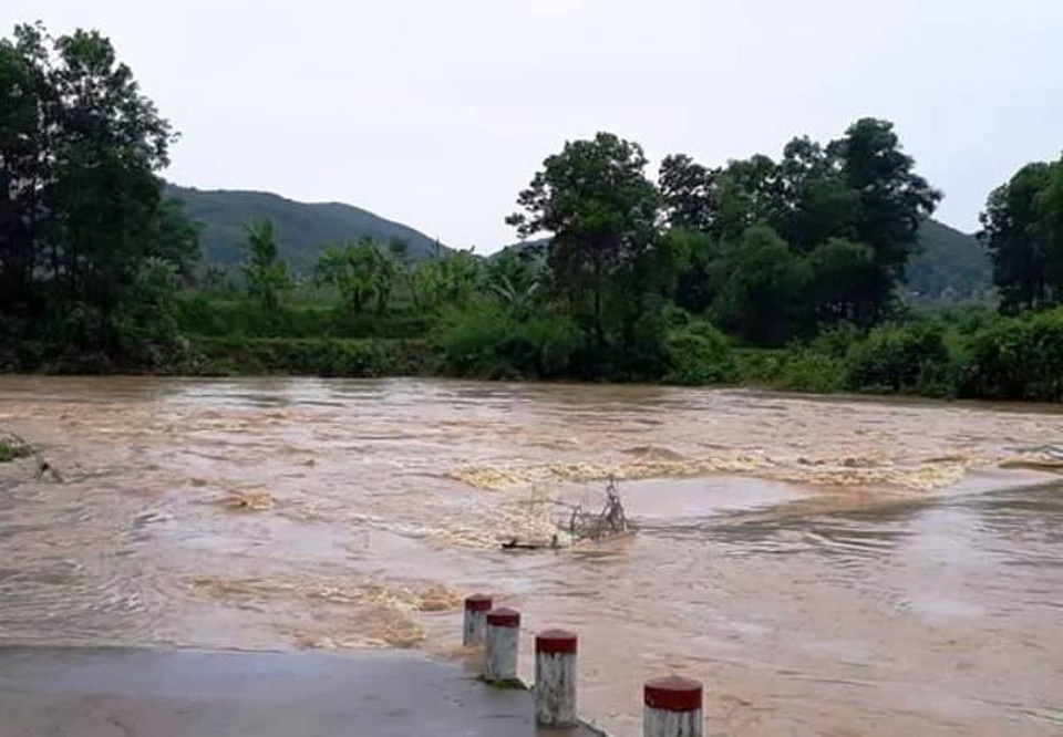 Mưa lớn kéo dài, nước lũ đã cô lập nhiều nơi - 5 Cầu tràn qua thôn Liên Minh, xã Mậu Lâm, huyện Như Thanh bị nước lũ nhấn chìm