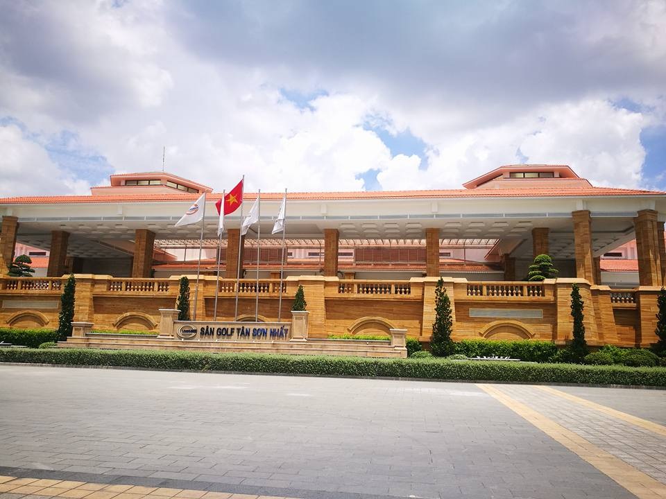 Cận cảnh sân golf VIP nằm trong… sân bay Tân Sơn Nhất - 2
Từ cổng sân golf đi vào một đoạn sẽ thấy tòa nhà hoành tráng nằm phía bên phải. Tòa nhà này được xây dựng theo phong cách bán cổ điển với diện tích lên tới 12.700 m2.(Ảnh: Nguyễn Quang)