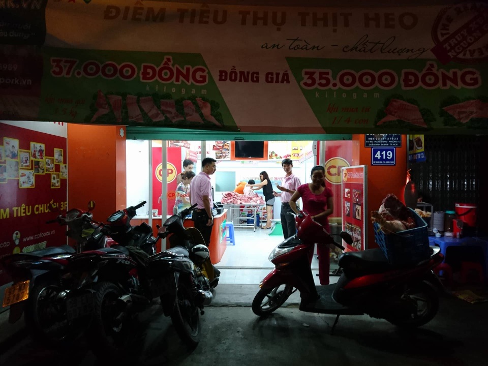 Tờ mờ sáng, người Sài Gòn đi mua thịt cứu người chăn nuôi heo - 1
Chưa đến 5h sáng, những khách mua sỉ đã đến nhận hàng