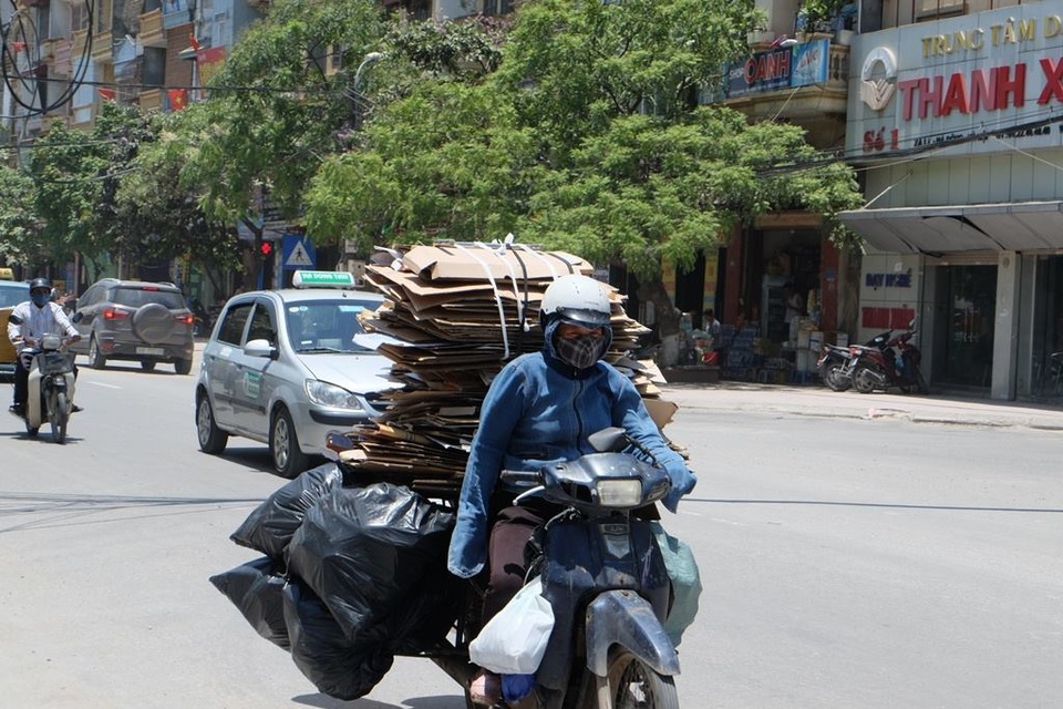 Muôn kiểu chống nóng “cực độc” của người Hà Nội trong đợt nắng kỷ lục - 3 Các chị em phụ nữ chế ra đủ mọi áo chống nắng để chống chọi với thời tiết khắc nghiệt