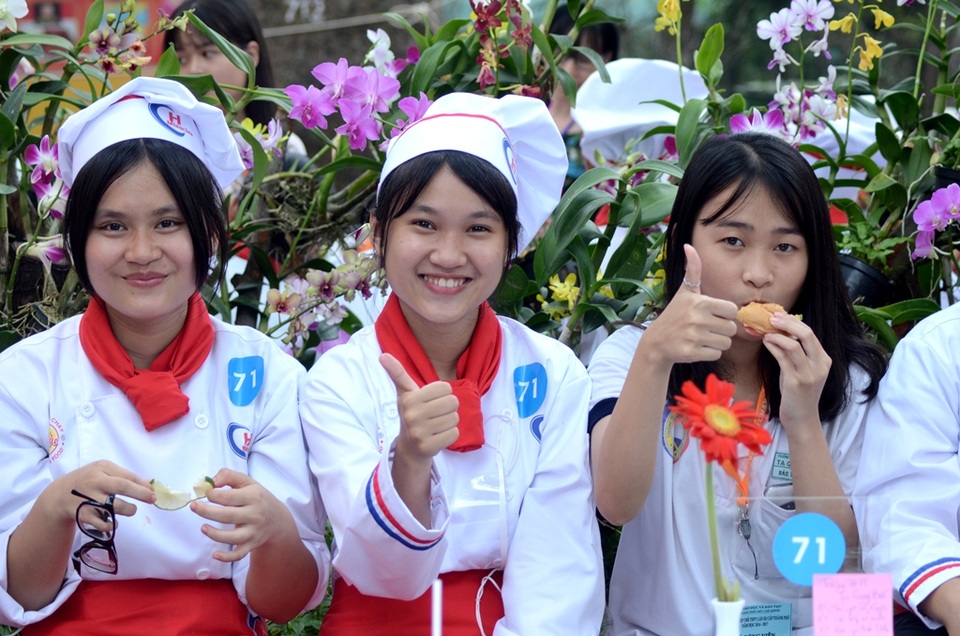 Mệt thì mệt, đói thì đói nhưng cứ ống kính hướng về là tươi “roi rói” ngay.