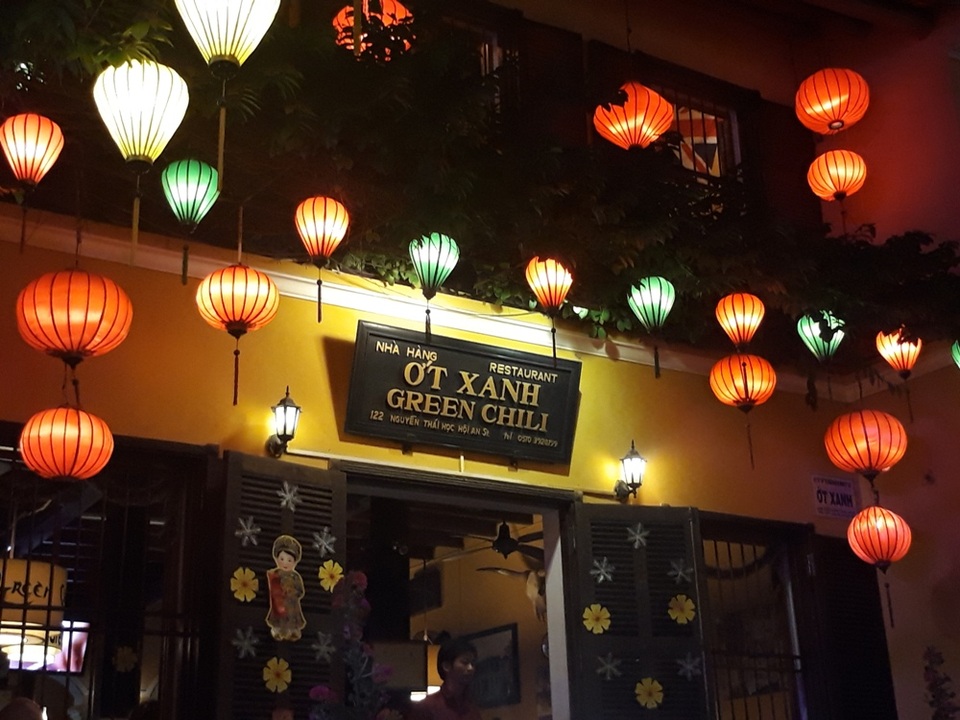 Các nhà hàng, quán ăn… được trang trí đèn lồng