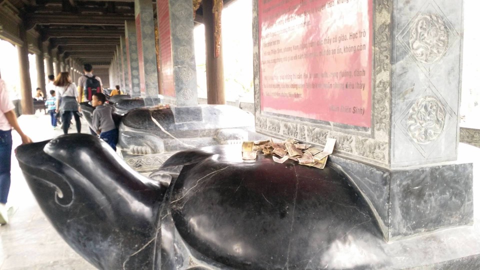 
Tại nhà bia, những con rùa vốn đã phải nhọc nhằn đội bia đá giờ phải mang theo một đống tiền lẻ trên người.
