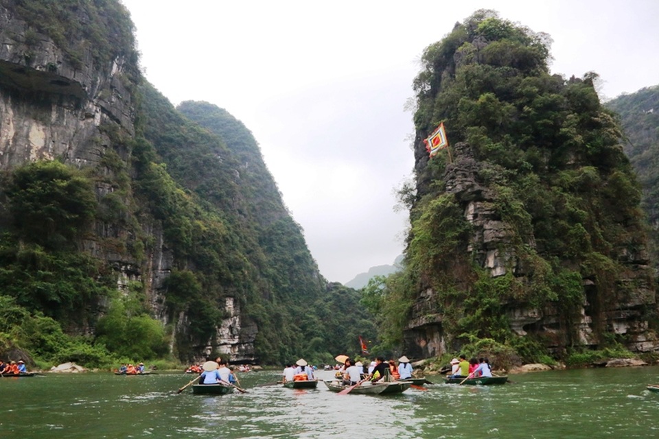 Trên là núi non, dưới là làn nước trong xanh mát lành tạo cho du khách một cảm giác thư thái, hòa mình vào thiên nhiên hoang dã.