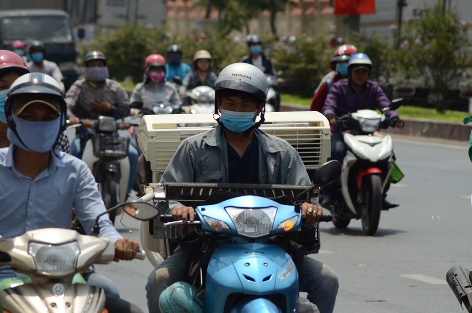 Sài Gòn nắng nóng đến nỗi… không nhận ra nhau - 13
Những ngày này, thợ điện lạnh sửa điều hòa, quạt... làm không hết việc.