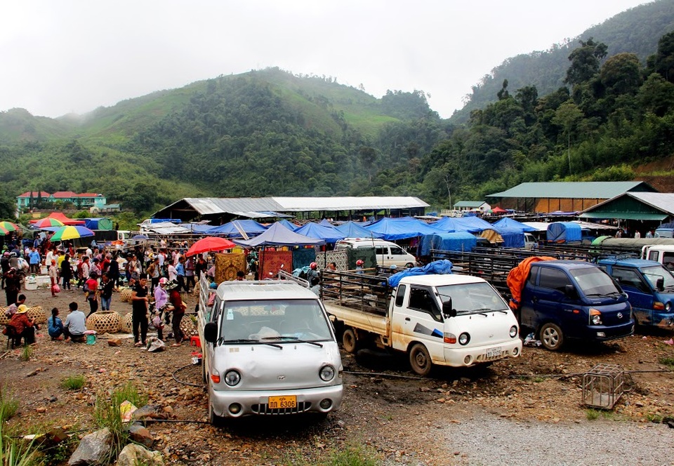 “Chen chân” ở chợ vùng biên trong kỳ nghỉ lễ - 18
Chợ Nậm Cắn ở khu vực biên giới Việt - Lào là nơi giao lưu, trao đổi mua bán hàng hóa của bà con dân tộc thiểu số ở khu vực Cửa khẩu quốc tế Nậm Cắn.