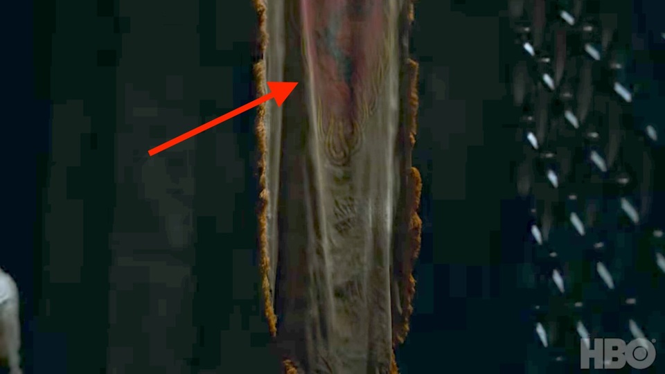 Lâu đài Dragonstone đã từng bị bỏ hoang và bị rơi vào tay những người không trong dòng tộc Targaryen. Lá cờ không phải của nhà Targaryen vẫn còn nằm sót lại bên trong lâu đài và bị Daenerys kéo xuống.